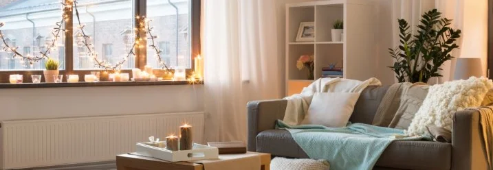 Gemütliches Wohnzimmer mit Kerzen